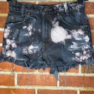 Levi’s | 550 Student Bleach Splatter Cutoff Denim Distressed Shorts Size 26